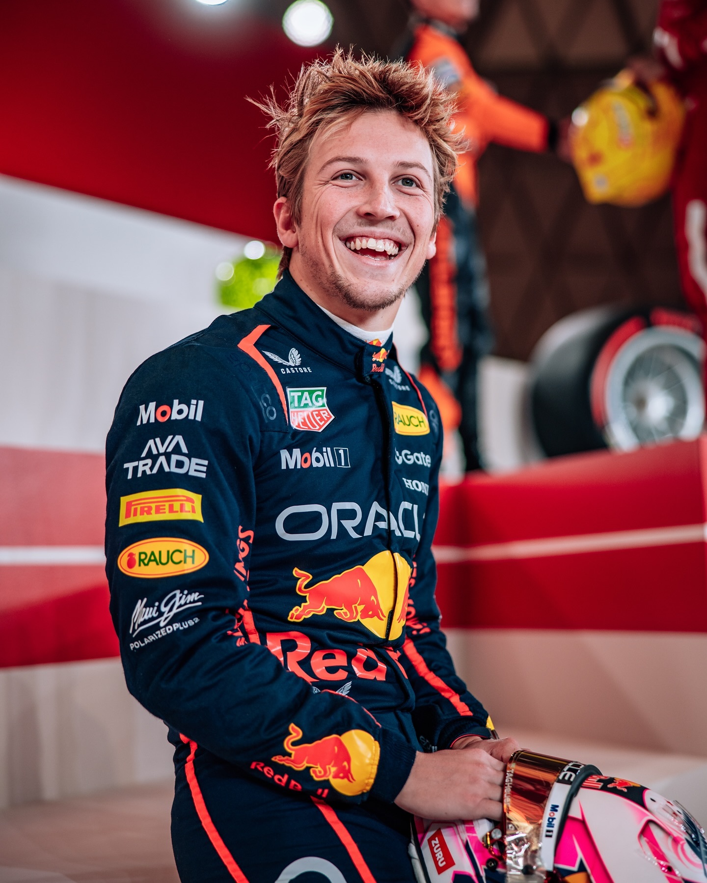 阿斯顿马丁险胜红牛车队，诺里斯点燃赛场