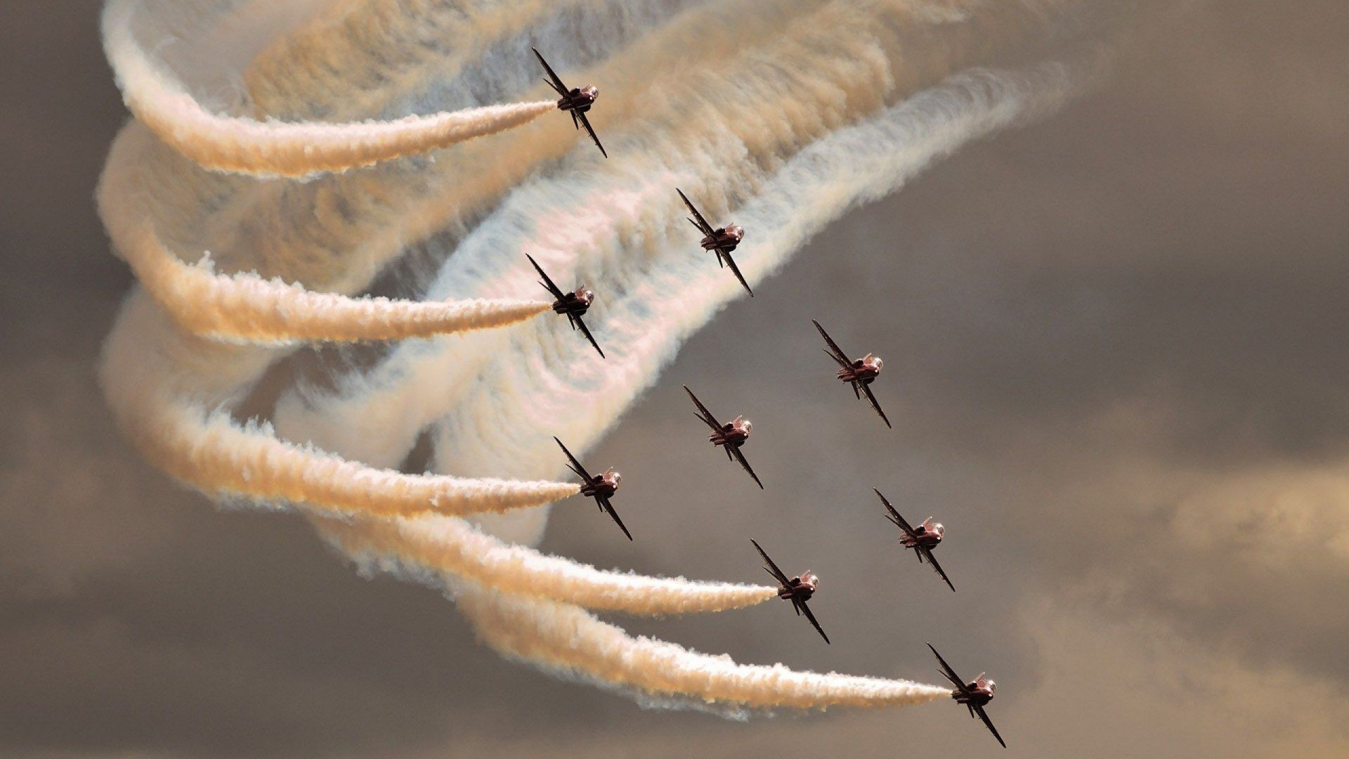 双线报捷，绿茵场上的团队艺术与乒乓桌前的突破之力